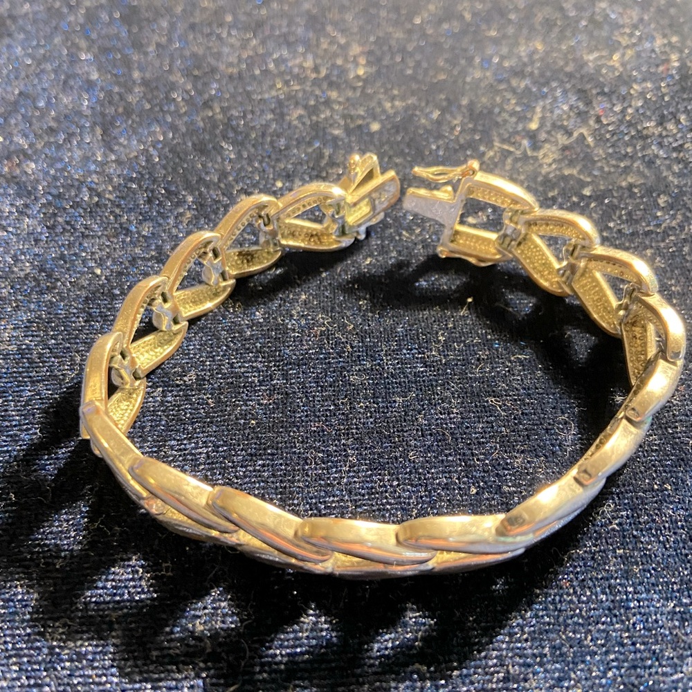 Silver 8” link bracelet. Beautiful clasp.